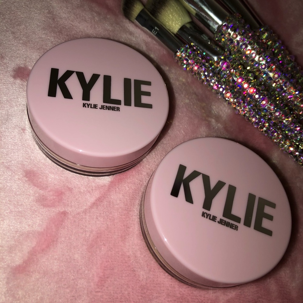 2 Kylie Cosmetics Setting Powder Soft Pink/Yellow✨